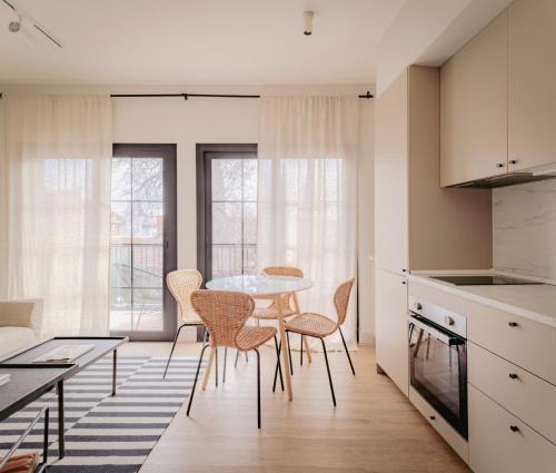 uma cozinha e sala de jantar com mesa e cadeiras em Apartamento de diseño en Pozuelo em Pozuelo de Alarcón
