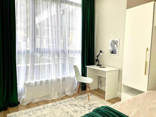 - une chambre avec un lit, une chaise et une fenêtre dans l'établissement ЖК 4 seasons, рядом ТРЦ Mega по Розыбакиева, à Almaty