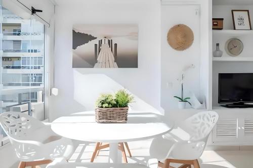 TV a/nebo společenská místnost v ubytování Precioso apartamento reformado con vistas directas al mar