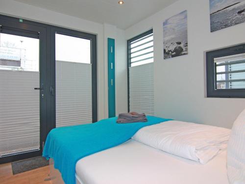 Ένα ή περισσότερα κρεβάτια σε δωμάτιο στο Hausboot Floating House Leni in Ribnitz-Damgarten