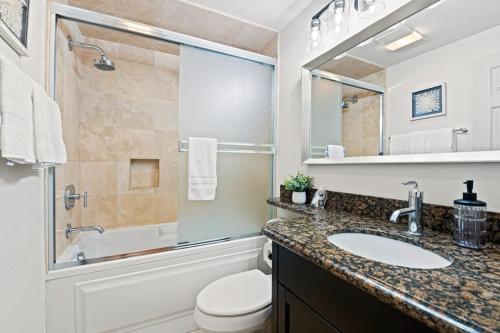 een badkamer met een wastafel, een douche en een toilet bij La Jolla Seaside Dream w Private Patio & Jacuzzi in San Diego