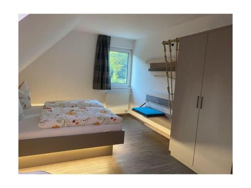 ein kleines Schlafzimmer mit einem Bett und einem Fenster in der Unterkunft Holiday room Lenzer Hafen in Lenz