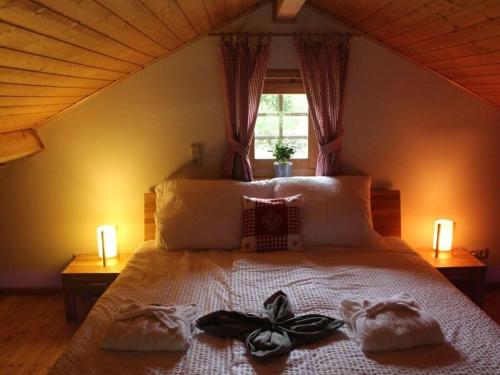 ein Schlafzimmer mit einem Bett mit zwei Handtüchern darauf in der Unterkunft Eifel Chalet holiday apartment 