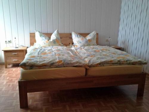 ein Bett mit Kissen darauf im Schlafzimmer in der Unterkunft Holiday apartment Lenz in Kröv