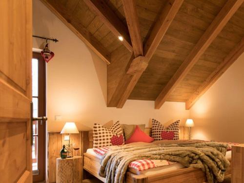 una camera con letto in una stanza con soffitti in legno di Carl-Lambrecht-Chalet No 19 a Ilsenburg