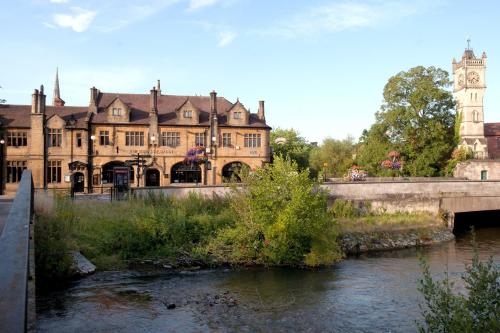 
a large stone building with a bridge over it at The Kings Head Inn Wetherspoon in Salisbury
