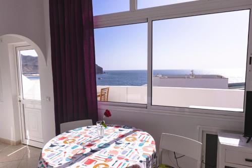 comedor con mesa y vistas al océano en Apartamento ático, en Gran Tarajal