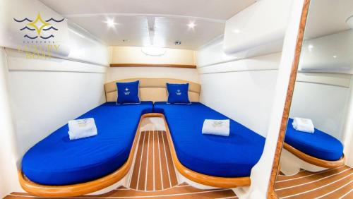 un letto sul retro di una barca di Sardinia Luxury boat a Portoscuso
