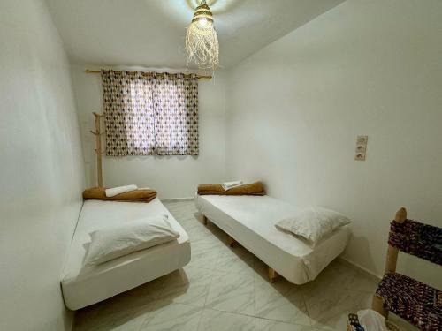 塔哈佐特La Banane House的有窗户的房间里有两张床