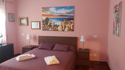 ローマにあるAppartamento Isabellaのベッドルーム1室(ベッド1台、タオル2枚付)