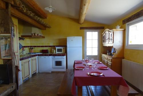 Kuchyň nebo kuchyňský kout v ubytování Gîte Le Moulin
