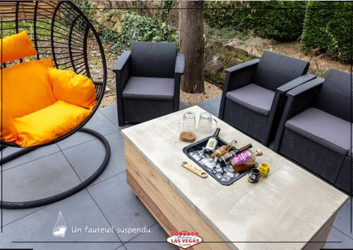 une table et des chaises assises sur une terrasse dans l'établissement LOFT LAS VEGAS Games / Casino / Babyfoot / Bar à jeux, à Saint-Étienne