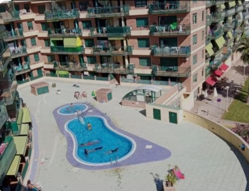 an aerial view of a swimming pool in front of a building at Apartamento con piscina in Benicarló
