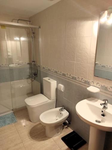 a bathroom with a toilet and a sink at Apartamento con piscina in Benicarló
