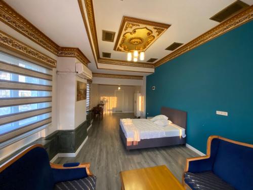 1 dormitorio con 1 cama y paredes azules en Yalı Houses en Estambul