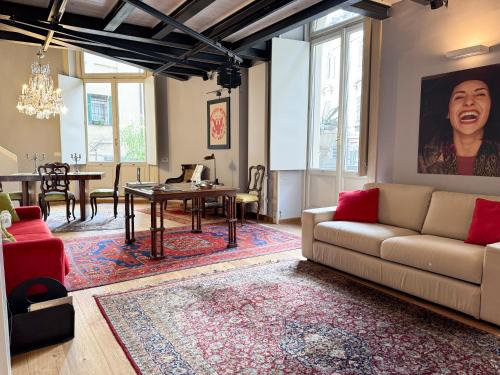 - un salon avec un canapé et une table dans l'établissement T-Loft, à Gênes