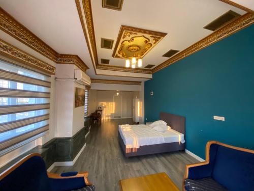 um quarto com uma cama e uma parede azul em Yalı Houses em Istambul