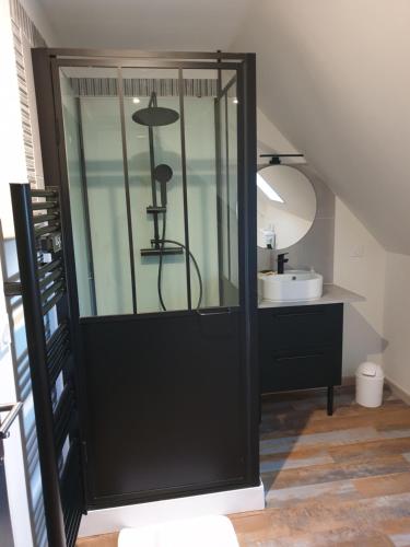 Ванна кімната в La Casa D'Augy logement du rez de Jardin