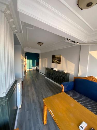 - un salon avec un canapé bleu et une table dans l'établissement YALI HOUSE, à Istanbul