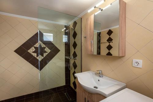 bagno con lavandino e doccia di Casa Mavili, Top Location - Cozy Interiors a Rethymno