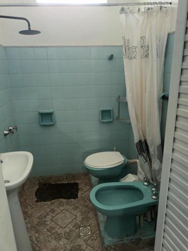 een badkamer met een groen toilet en een wastafel bij Wasi in Belén