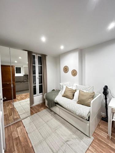 ein Schlafzimmer mit einem Bett und einer ebenerdigen Dusche in der Unterkunft Studio tout confort refait à neuf in Levallois-Perret