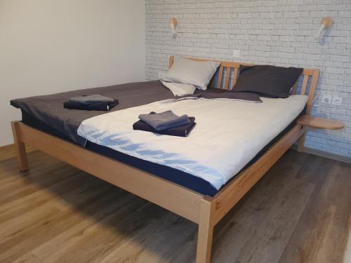 łóżko z 2 poduszkami w pokoju w obiekcie Pension TTT w Bledzie