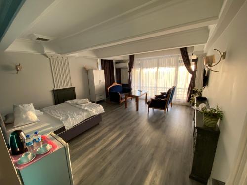 Habitación de hotel con cama y escritorio en Yalı Houses, en Estambul