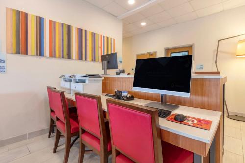a room with a desk with a computer and chairs at Holiday Inn Express Metropolis by IHG in Metropolis