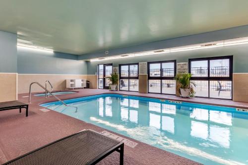 - une grande piscine dans une chambre d'hôtel dans l'établissement Holiday Inn Express Metropolis, an IHG Hotel, à Metropolis