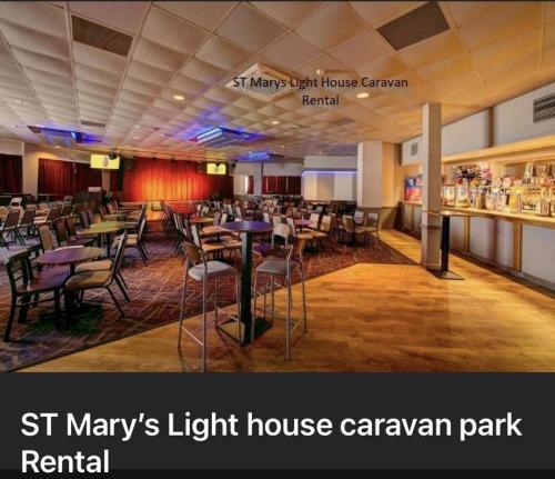 uma sala de jantar com mesas e cadeiras num restaurante em St Marys Light house, Caravan Rentals em Whitley Bay