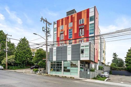 um edifício colorido no lado de uma rua em Pacific Trillium Studio, Wallingford 97 Walkscore em Seattle