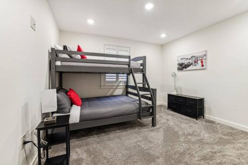 a bedroom with two bunk beds and a desk at Luxury-Cabin Mount View *Gym*Game Room *Fire Place in Lehighton
