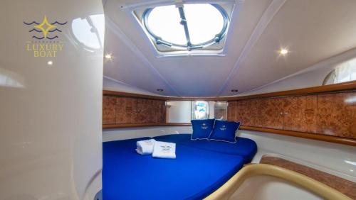 una barca con un sedile blu dietro. di Sardinia Luxury boat a Portoscuso