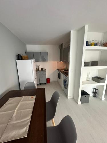 une cuisine avec une table et des chaises dans une pièce dans l'établissement Spacieux Deux pièces en front de mer pour 4 personnes, à Agay