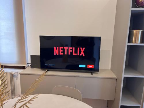 a television with the netflix sign on it in a room at Apartment Aurora Rho Fiera in Milan