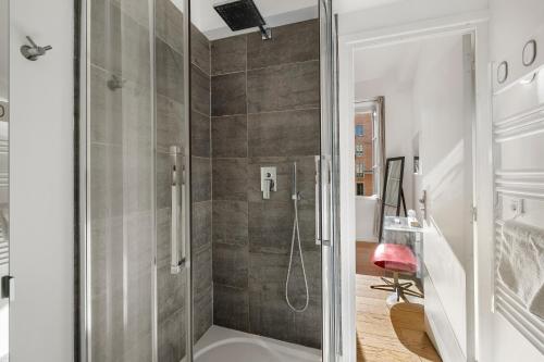 La salle de bains est pourvue d'une douche avec une porte en verre. dans l'établissement MAGIC CATHEDRALE, à Nice