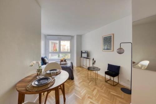 un salon avec une table et un canapé dans l'établissement 20 m² métro 7 à 5 min à pied, au Kremlin-Bicêtre