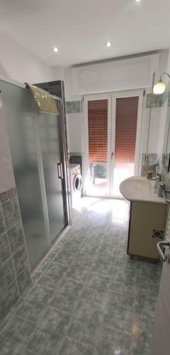 La salle de bains est pourvue d'une douche et d'un lavabo. dans l'établissement Pink Fox - Family Apartment -, à Portici