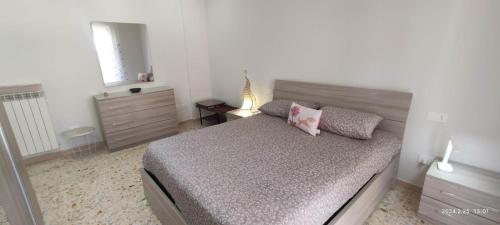 - une chambre avec un lit, une commode et un miroir dans l'établissement Pink Fox - Family Apartment -, à Portici