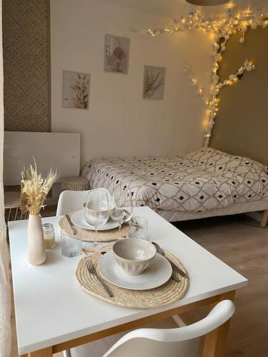 un salon avec une table et un lit dans l'établissement Studio avec terrasse, à Dijon