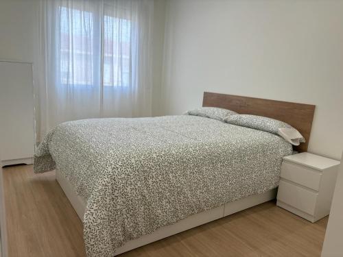 um quarto com uma cama e uma janela em Espacioso Apartamento Familiar en Aranjuez - Confort, Tranquilidad y Netflix Incluido em Aranjuez