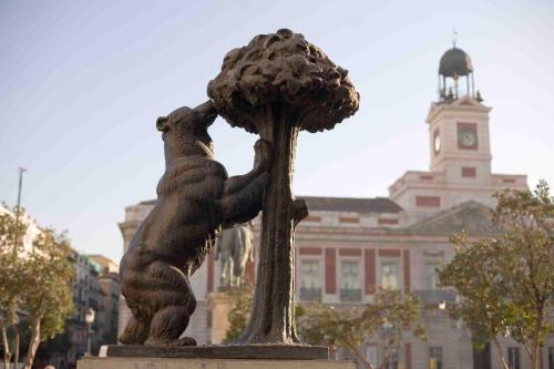 a statue of a bear playing with a tree at Hotel Holiday Inn Express Madrid-Rivas by IHG in Rivas-Vaciamadrid