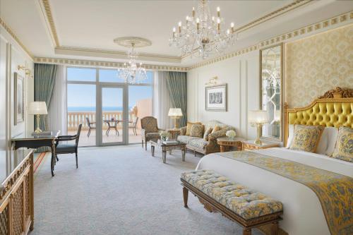 Кровать или кровати в номере Raffles The Palm