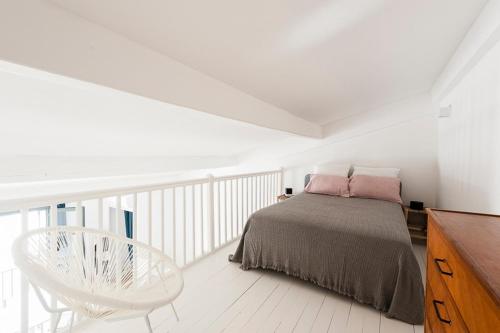 une chambre avec un lit, une table et une chaise dans l'établissement LE BLANC CAMARGUE - STUDIO DANS LES REMPARTS 45m2 AVEC CLIM, à Aigues-Mortes