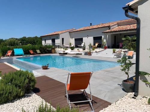 une piscine devant une maison dans l'établissement Magnifique villa avec piscine Mt Ventoux Provence, à Carpentras