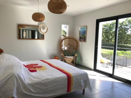 une chambre avec un lit et une grande fenêtre dans l'établissement Magnifique villa avec piscine Mt Ventoux Provence, à Carpentras
