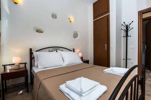 una camera da letto con un letto e due asciugamani di Zouri Apartments a Kíssamos