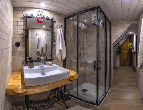 a bathroom with a sink and a shower at Izeria 112 Riverside House in Piechowice