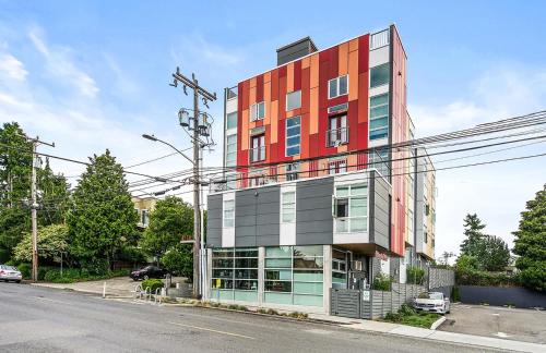 un edificio colorato sul lato di una strada di Garden Dahlia Studio in Wallingford - 97 Walkscore a Seattle